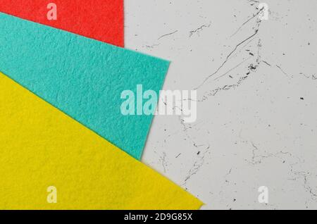Faux-ap de serviettes colorées sur la surface texturée de la table. Banque D'Images