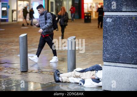 MARKET STREET dans le centre-ville de Manchester homme sans-abri dormir la rue Banque D'Images