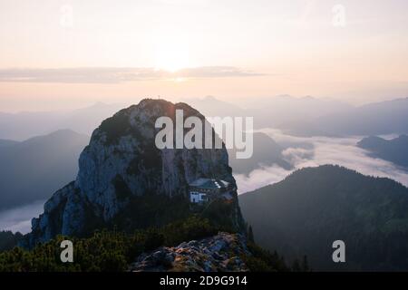 Magnifique lever de soleil sur Tegernseer Hütte dans les Alpes allemandes Banque D'Images