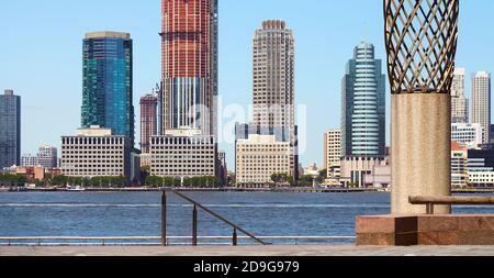 Bord de mer de Jersey City vu de Manhattan par une belle journée d'été, États-Unis. Banque D'Images