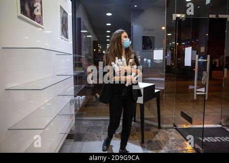 Le salon de coiffure de Wimbledon, dans le sud-ouest de Londres, ferme ses portes au dernier client et s'emballe à temps pour le dernier coronavirus LockDown UK Banque D'Images