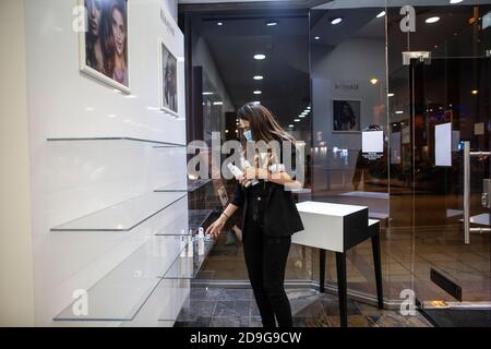 Le salon de coiffure de Wimbledon, dans le sud-ouest de Londres, ferme ses portes au dernier client et s'emballe à temps pour le dernier coronavirus LockDown UK Banque D'Images