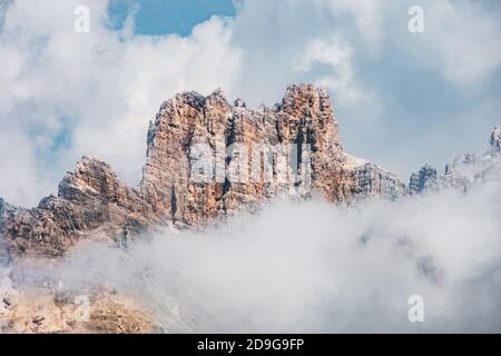 Les pics disparaissent dans les nuages dans les dolomites Banque D'Images