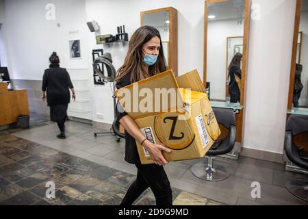 Le salon de coiffure de Wimbledon, dans le sud-ouest de Londres, ferme ses portes au dernier client et s'emballe à temps pour le dernier coronavirus LockDown UK Banque D'Images