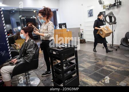 Le salon de coiffure de Wimbledon, dans le sud-ouest de Londres, ferme ses portes au dernier client et s'emballe à temps pour le dernier coronavirus LockDown UK Banque D'Images