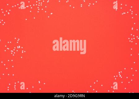 Maison de fond avec peu d'étoiles d'or sur fond rouge. Concept de fête. Banque D'Images