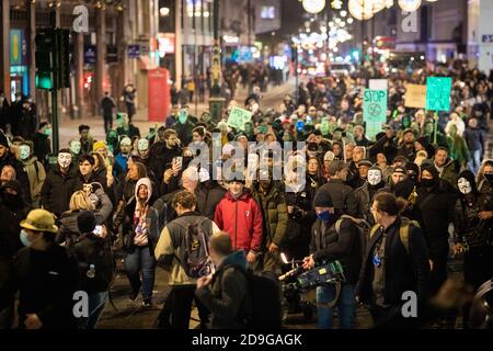 Londres, Royaume-Uni. 05ème novembre 2020. Les manifestants défilant dans la ville. Le mouvement nous attend dans leur million annuel de mars masque. Le mouvement anonyme fait preuve de solidarité pour une société marginalisée par l'élite politique et les sociétés associées. Credit: Andy Barton/Alay Live News Banque D'Images