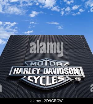 POZNAN, POLOGNE - MAI 17.2019 : logo Harley Davidson sur le mur en métal. Concessionnaire de motocyclettes ou boutique de motocyclettes. Harley-Davidson est une automobile américaine Banque D'Images