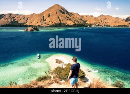 Vue sur les magnifiques récifs coralliens qui entourent les îles Du parc national de Komodo en Indonésie Banque D'Images