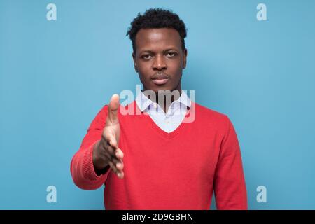 Jeune Noir accueillant son ami prêt à serrer la main Banque D'Images