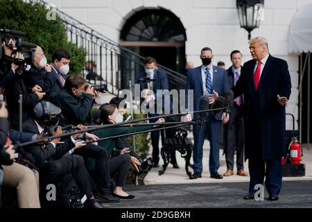 WASHINGTON DC, États-Unis - 30 octobre 2020 - le président américain Donald J. Trump donne une première touche à la presse le vendredi 30 octobre 2020, avant d'embarquer à bord de Marine One Banque D'Images