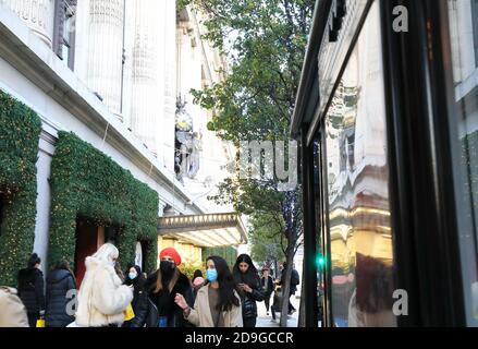 Oxford Street très occupé avec les gens faisant leurs achats de Noël le 4 novembre 2020, avant que les magasins ferment dans le deuxième confinement national de Covid-19 le 5 novembre, à Londres, Royaume-Uni Banque D'Images