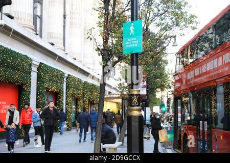 Oxford Street très occupé avec les gens faisant leurs achats de Noël le 4 novembre 2020, avant que les magasins ferment dans le deuxième confinement national de Covid-19 le 5 novembre, à Londres, Royaume-Uni Banque D'Images