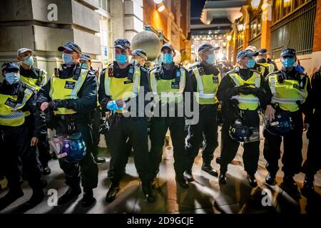 Coronavirus: Anti-verrouillage / million Mask Mars. Quelques centaines de manifestants et d'activistes anti-gouvernementaux, dont des manifestants anti-LockDown, se réunissent à Trafalgar Square avant de marcher dans la ville dans la nuit Guy Fawkes pour la « Marche annuelle du masque du lion » contre la corruption du gouvernement et d'autres questions politiques. Associée au groupe de hacker Anonyme, la manifestation annuelle tombe typiquement sur l'anniversaire de la tentative de Guy Fawkes de faire exploser le Parlement et est inspirée en partie par le film et le roman graphique V pour Vendetta. Londres, Royaume-Uni. Banque D'Images