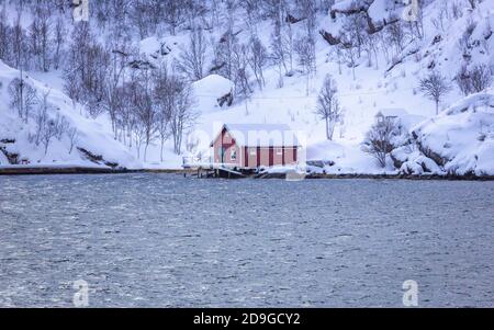 Maisons colorées le long du Raftsund en Norvège Banque D'Images