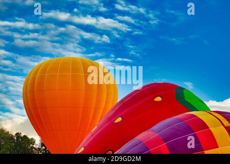 trois ballons contre le ciel bleu Banque D'Images