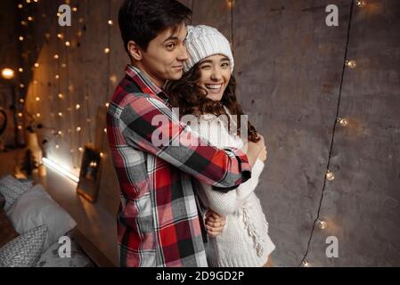 Un couple heureux et élégant en vêtements chauds pour passer la veille de noël ensemble. Des moments agréables et agréables en hiver. Salutations saisonnières. Concept publicitaire Banque D'Images