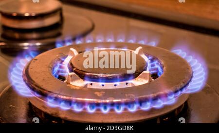 Un brûleur à gaz ancien et sale sur un four à gaz Banque D'Images