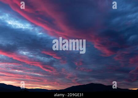 Ciel de coucher de soleil violet et flamboyant. Ciel spectaculaire avec des nuages roses. Fond naturel pour votre projet de paysage Banque D'Images