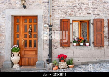 Extérieur de la maison à Pesariis, Friuli-Venezia Giulia, Italie Banque D'Images
