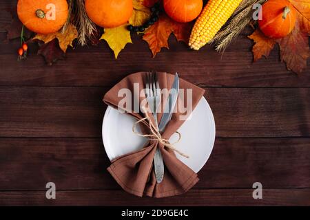 Table festive pour Thanksgiving. Automne et concept de récolte. Banque D'Images