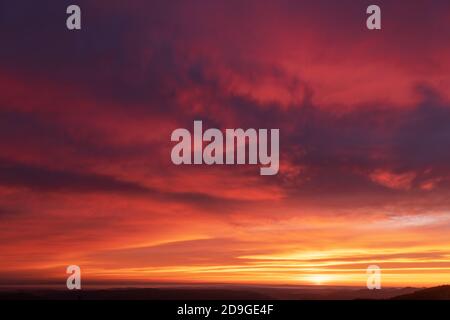Ciel de coucher de soleil orange vif. Ciel spectaculaire avec des nuages rouges. Fond naturel pour votre projet de paysage Banque D'Images
