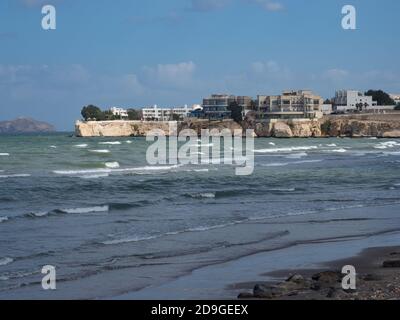 La promenade populaire en bord de mer le long de la rue Al Shati, Qurum Beach, avec Heights zone résidentielle en arrière-plan Banque D'Images