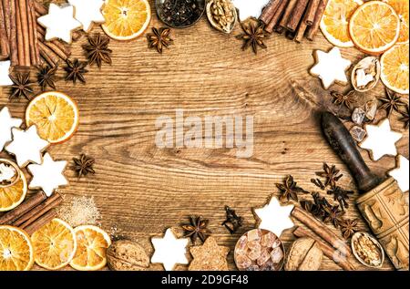 Arrière-plan de la nourriture de Noël. Biscuits et épices sur table en bois Banque D'Images