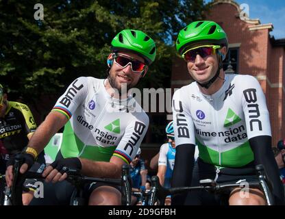 Mark Renshaw avec son ami et coéquipier Mark Cavendish dans sa dernière course professionnelle. Les cavaliers ont participé à la dernière étape du Tour de Grande-Bretagne qui a terminé à Manchester Deansgate, Royaume-Uni. Banque D'Images