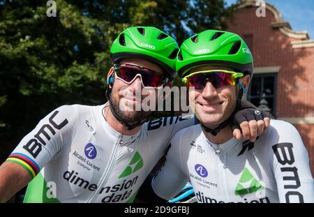 Mark Renshaw avec son ami et coéquipier Mark Cavendish dans sa dernière course professionnelle. Les cavaliers ont participé à la dernière étape du Tour de Grande-Bretagne qui a terminé à Manchester Deansgate, Royaume-Uni. Banque D'Images