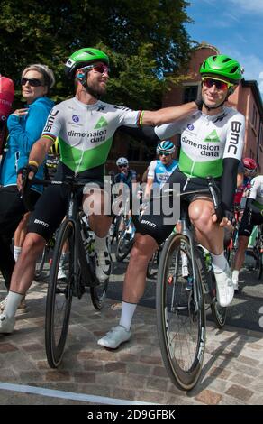 Mark Renshaw avec son ami et coéquipier Mark Cavendish dans sa dernière course professionnelle. Les cavaliers ont participé à la dernière étape du Tour de Grande-Bretagne qui a terminé à Manchester Deansgate, Royaume-Uni. Banque D'Images