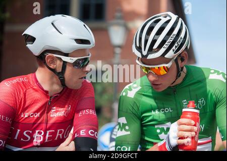 Mathieu van der poel avec Rory Townsend de DHB Canyon. Les cavaliers ont participé à la dernière étape du Tour de Grande-Bretagne qui a terminé à Manchester Deansgate, Royaume-Uni. La classification générale a été gagnée par Mathieu van der Poel. Banque D'Images