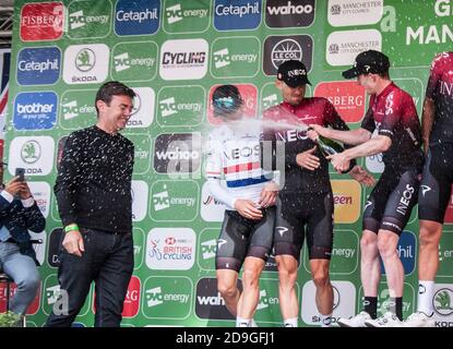 INEOS fêtez l'équipe la mieux placée dans le Tour de Grande-Bretagne 2019. Les cavaliers ont participé à la dernière étape du Tour de Grande-Bretagne qui a terminé à Manchester Deansgate, Royaume-Uni. Banque D'Images