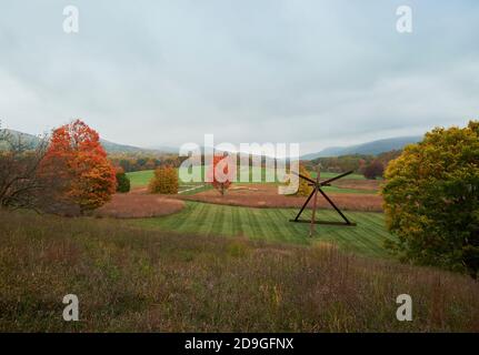 Vue sur les champs sud avec deux sculptures Mark di Suvero. Pendant l'automne, la couleur de pointe de l'automne au Storm King Art Center de New York. Banque D'Images