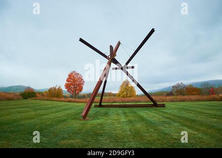 La sculpture mon Pere de Mark di Suvero dans les champs sud. Pendant l'automne, la couleur de pointe de l'automne au Storm King Art Center de New York. Banque D'Images