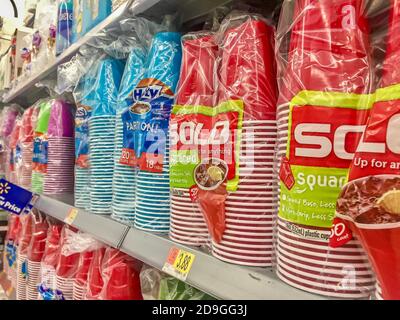 Tasses Red Solo sur une étagère de magasin Banque D'Images