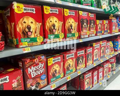 Gâteries pour chiens d'os de lait sur une étagère de magasin Banque D'Images