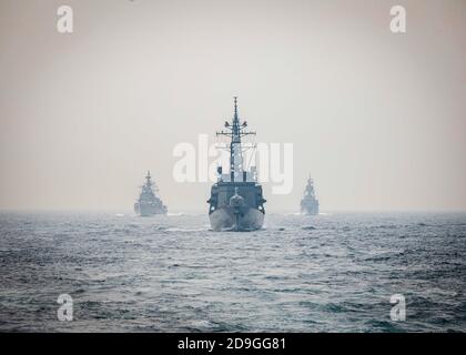 Des navires de la marine indienne, de la Marine royale australienne et de la Force d'autodéfense maritime du Japon naviguent en formation pendant l'exercice Malabar 2020 novembre 3, 2020 dans l'océan Indien. Le destroyer JS Onami de la Force d'autodéfense maritime japonaise de classe Takanami est le navire principal de la formation. Banque D'Images