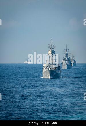 Des navires de la marine indienne, de la Marine royale australienne et de la Force d'autodéfense maritime du Japon naviguent en formation pendant l'exercice Malabar 2020 novembre 4, 2020 dans l'océan Indien. Le destroyer JS Onami de la Force d'autodéfense maritime japonaise de classe Takanami est le navire principal de la formation. Banque D'Images