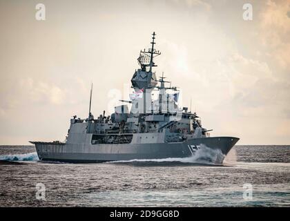 La frégate de classe Anzac de la Royal Australian Navy HMAS Ballarat effectue des tactiques divisionnaires avec la Marine américaine lors d'une formation opérationnelle intégrée le 27 octobre 2020 en mer de Chine méridionale. Banque D'Images