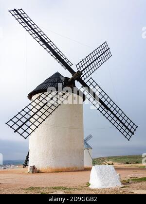 Beau moulin à vent pour le grain à Campo de Criptana, Castilla la Mancha, Espagne Banque D'Images
