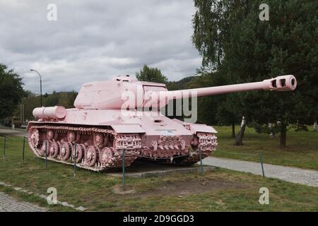 Le réservoir lourd soviétique EST-2 communément appelé le réservoir rose peint en rose par l'artiste visuel tchèque David Černý exposé au Musée technique militaire (Vojenské technickém muzeum) à Lešany, en République tchèque. Le char, anciennement connu sous le nom de No 23, était le Monument aux équipages soviétiques de Tank à Prague, en Tchécoslovaquie. Il a été peint de façon controversée en rose par David Černý, étudiant en art, et ses amis en avril 1991, puis a déménagé au musée. Le modèle IS-2 a été nommé d'après le dictateur soviétique Joseph Staline. Banque D'Images