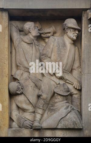 Les légionnaires tchécoslovaques qui se battent en Italie pendant la première Guerre mondiale sont représentés dans le relief de grès par le sculpteur tchèque Jan Vávra sur la Tour d'indépendance de Masaryk (Masarykova věž samostatnosti) à Hořice en Bohême de l'est, en République tchèque. La tour conçue par l'architecte tchèque František Blažek (1925) n'a jamais été achevée. Banque D'Images