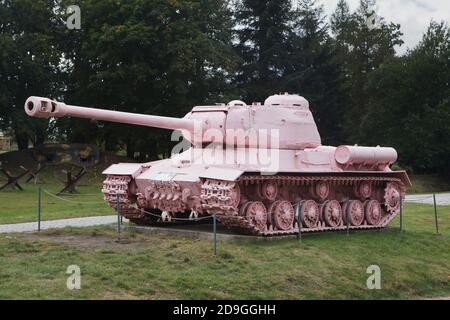 Le réservoir lourd soviétique EST-2 communément appelé le réservoir rose peint en rose par l'artiste visuel tchèque David Černý exposé au Musée technique militaire (Vojenské technickém muzeum) à Lešany, en République tchèque. Le char, anciennement connu sous le nom de No 23, était le Monument aux équipages soviétiques de Tank à Prague, en Tchécoslovaquie. Il a été peint de façon controversée en rose par David Černý, étudiant en art, et ses amis en avril 1991, puis a déménagé au musée. Le modèle IS-2 a été nommé d'après le dictateur soviétique Joseph Staline. Banque D'Images