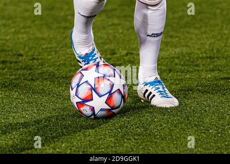 Madrid, Espagne. 3 novembre 2020. Toni Kroos du Real Madrid Adidas finale 20 en action avec la balle de match officielle de la Ligue des Champions 2020/2021 pendant t Banque D'Images