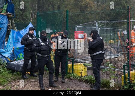 Denham, Royaume-Uni. 5 novembre 2020. Les agents d'application de la loi HS2 surveillent les travaux de construction de ponts pour la liaison ferroviaire à grande vitesse HS2 à Denham Ford le premier jour du deuxième confinement du coronavirus national. Le Premier ministre Boris Johnson a indiqué que les travaux de construction pourraient se poursuivre au cours du deuxième confinement, mais les personnes qui travaillent sur des projets de construction doivent respecter les procédures d'exploitation du site, y compris les lignes directrices de distance sociale, afin de prévenir la propagation de la COVID-19. Crédit : Mark Kerrison/Alamy Live News Banque D'Images