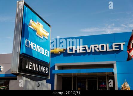 Illinois, États-Unis. 5 novembre 2020. La photo prise le 5 novembre 2020 montre l'extérieur du concessionnaire Jennings Chevrolet à Glenview, Illinois, aux États-Unis. General Motors Co. (GM) des États-Unis a annoncé jeudi qu'elle a enregistré un bénéfice de 4 milliards de dollars américains au troisième trimestre de cette année, grâce à de fortes ventes de multisegments, de pick-up et de vus. Crédit: Joel Lerner/Xinhua/Alay Live News Banque D'Images