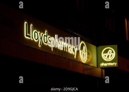 Lloyds Pharmacy (Chemist) signe à Night, Birmingham, Royaume-Uni Banque D'Images