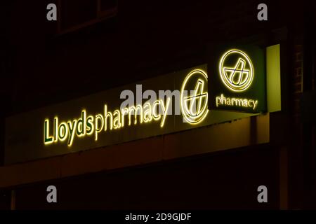 Lloyds Pharmacy (Chemist) signe à Night, Birmingham, Royaume-Uni Banque D'Images