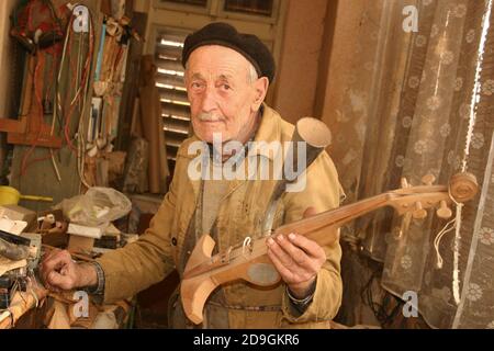 Aurel Radulescu, le neveu de l'inventeur roumain Aurel Vlaicu, avec un cor-violon roumain qu'il s'est construit lui-même. Banque D'Images